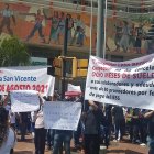Un centenar de personas se manifiestan con carteles y coros en los exteriores de la Caja del Seguro.
