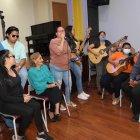 Leonardo Vasco, Jorge Iglesias, Olguita Zúñiga, Priscila Mosquera, Kimberly Alcívar, Carolina Gómez, Diana Romero y Carlos Almeida, junto a la maestra Fresia Saavedra.