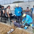 Testigos relatan que el hombre, de un momento a otro, agarró un cuchillo y atacó a la mujer, tras halarla del cabello.