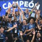 Independiente del Valle celebran con el trofeo al ganar la final de la Copa Sudamericana ante Sao Paulo en el estadio Mario Alberto Kempes en Córdoba (Argentina).