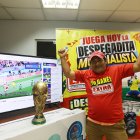Luis Apolinario  se llevó un televisor con full tecnología hasta el cantón General Villamil, Playas.