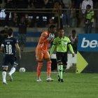 Los jugadores de Liga de Quito reclamaron al árbitro Marlon Vera por sus decisiones durante el juego ante 9 de Octubre.