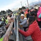 Familiares piden a gritos información de los reos en las afueras de la cárcel de Cotopaxi