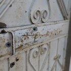 los delincuentes no solo balearon la casa, también colocaron un artefacto explosivo  el cual detonó junto a la puerta.