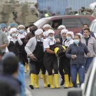 Los policías evacuaron al personal del centro de rehabilitación hacia las afueras.