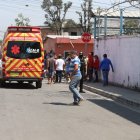 Una ambulancia asistió hasta la institución educativa para asistir a los heridos.