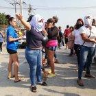 Ciudadanos se congregan en el sitio para tratar de conocer si sus allegados están bien o les ha sucedió algo.