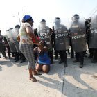 Familiares de las personas privadas de libertad llegaron a la 'Peni' en busca de información. Estaban desesperados.