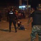 En esta imagen se observa una mujer en el piso. Luego llega alguien a ayudarla y es agredido.