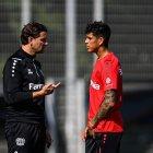 Piero Hincapié llegó al Bayer Leverkusen por pedido del estratega Gerardo Seoane (i), quien fue separado del cargo por malos resultados.