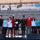 Luis Cárdenas (c) y Mary Granja (d) durante la premiación como ganadores de la octava edición de la carrera Liga 10K.