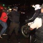 En esta imagen se puede ver cuando intentan quitar la cámara a un trabajador de Teleamazonas.