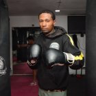 Alexander Espinoza tiene un registro de 15 victorias, 1 empate y 1 derrota como profesional. Lleva 8 triunfos por la vía del KO.