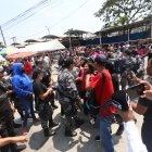 Jocelyn Barzola fue retenida por unos minutos, tras lanzarle agua a una uniformada.