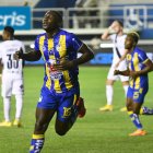 El defensa Luis Caicedo abrió la ruta de la goleada de Delfín sobre Liga de Quito en el estadio Jocay de Manta.