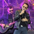 Marc Anthony cautivó al público con sus temas más populares. Cada tanto iba hasta donde su novia a mimarla.
