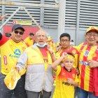 Arturo Espinoza (c) llegó junto a sus hijos, nietos y bisnietos para alentar al equipo de sus amores en el estadio Gonzalo Pozo Ripalda.