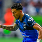 El actual jugador de Rayados de Monterrey sorprendió a su mamá y la emocionó hasta las lágrimas.