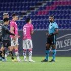 Los jugadores de Independiente del Valle reclamaron al árbitro Franklin Congo tras el gol de Técnico Universitario.