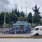 Los estudiantes del colegio Montúfar hicieron una protesta afuera del plantel.