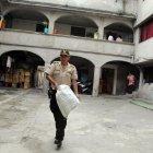 Las autoridades sacaron de un inmueble licor artesanal y cigarrillos de contrabando.