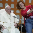 El papa avisa a los jóvenes que depender del teléfono "atrofia el deseo"