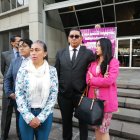 Rosa Pilco (saco floreado) aseveró que su hija es inocente y exige que la liberen.