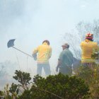 Bomberos y comuneros combaten por tres días una grave quema vegetal cerca de Cuenca