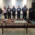 Los tipos tenía en su poder armas de fuego y otros objetos, producto de los atracos.