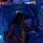 Le extirparon un tumor cerebral mientras tocaba el saxofón