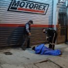 El fiscal Stalin Coca y policías acudieron al sitio donde fue asesinada la mujer de 29 años.