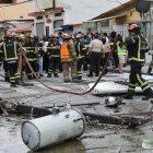 En su caída, la avioneta arrancó cables de energía eléctrica y postes de alumbrado.