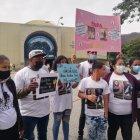 Familiares de la víctima exigen justicia en la Unidad Judicial Albán Borja, donde será juzgado el presunto asesino.
