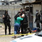 Familiares de Ángel Bermello intentaron acercarse hasta donde estaba su a cadáver. Policía contuvo a los parientes.