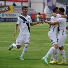 Sebastián González (i) y Alexander Alvarado (d) abrieron la ruta de la victoria de los universitarios en el estadio Bellavista de Ambato.