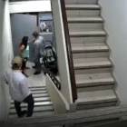 Una de las mujeres que se hizo pasar por clienta, dejó entrar a dos hombres.