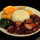 La feijoada brasileña se acompaña con arroz, naranja y ensalada