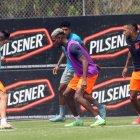 Xavier Arreaga (i), Ángel Mena, Félix Torres y Ayrton Preciado (d), durante la práctica de ayer por la mañana, en la Casa de la Selección.
