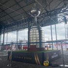 Todos los detalles van quedando listos en la Embajada del Hincha de la Copa Libertadores, que se instaló en el Palacio de Cristal, al sur de Guayaquil, para recibir a los hinchas futboleros.

El evento, que se realiza por la final de la Libertadores, que en esta ocasión la disputarán Flamengo y Athletico Paranaense, iniciará a las 16:00 (hora ecuatoriana) del miércoles 26 de octubre de 2022. 

Los hinchas podrán visitar El Museo de la Gloria Eterna y repasar la historia de la Copa Libertadores por medio de artículos de jugadores y equipos que hicieron historia en esta competencia, entre esos Liga de Quito, que en 2008 ganó este torneo. 

Además, ls personas podrán participar en diferentes actividades deportivas como: jugar fútbol 5, responder trivias deportivas, entre otros. Y, sobre todo, ver de cerca el trofeo de la Copa Libertadores.