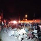 Luego del accidente quedaron regados cables de alta tensión en la calzada.