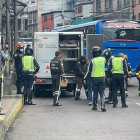 En el sur de Quito, un joven fue arrollado por un autobús y murió en el lugar. El SIAT emitió un informe en el que se responsabilizó al conductor.