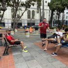 Como en casa: Matheus Felipe, Gilson, Bruno Gade y Claudio, en las bancas del malecón de la ría.