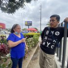 El cuñado Franklin Ruiz y su prima esperaban en los exteriores de la morgue.