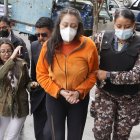 La acusada llegó a la Fiscalía para rendir versión. Dijo que dormía y no oyó nada.