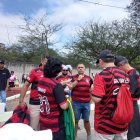 Hinchas brasileños hacen una pausa antes de seguir su rumbo al Monumental.