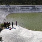Hombre muere al tirarse a un reservorio