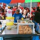 José Campoverde veía con malestar que los hinchas del Flamengo no compraban sus pasteles.