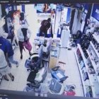 Los Ríos: En menos de dos minutos, pillos atracaron local de venta de aparatos tecnológicos