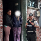 Luego de varios minutos de persuasión, dos de los uniformados neutralizaron a la chica.