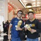 Quito: Futboleros se tomaron fotos con el trofeo de la Copa del Mundo